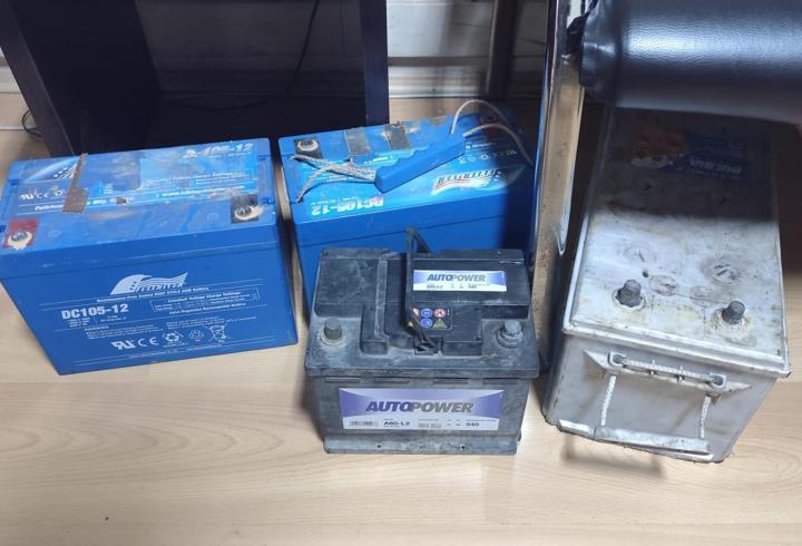 Akü hırsızları yakalandı