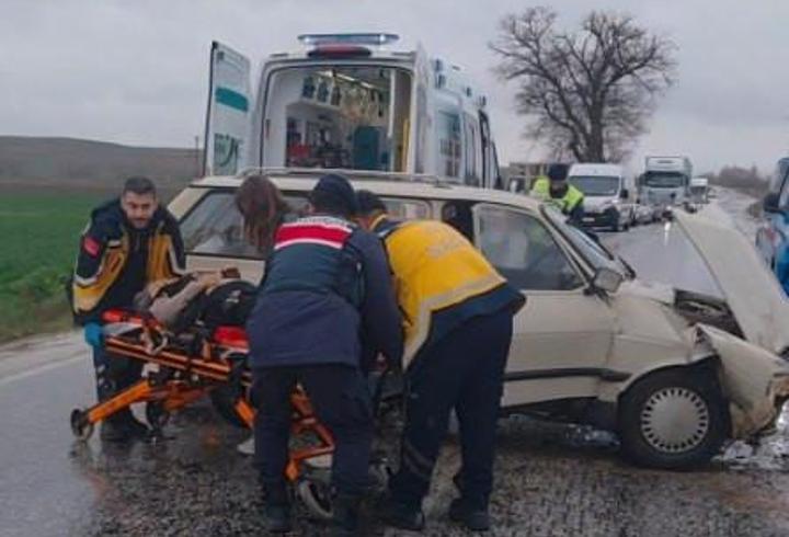 Çorum'da iki otomobil kafa kafaya çarpıştı: 3 yaralı