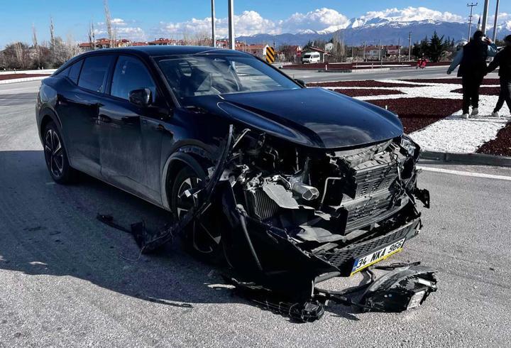 Otomobiller kavşakta çarpıştı: 1 yaralı