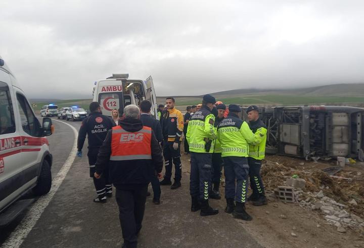 Aksaray'da tur otobüsü devrildi: 20 yaralı
