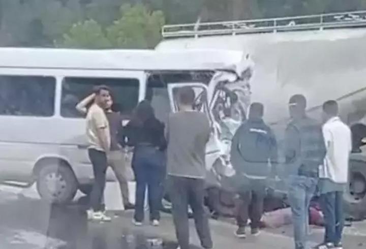 Isparta-Antalya karayolunda can pazarı! Tır ile minibüs çarpıştı: Çok sayıda ölü ve yaralı var!