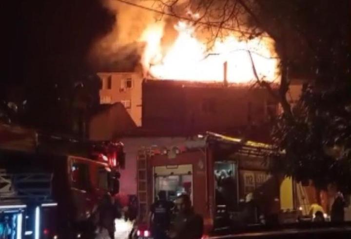 İstanbul'da 3 katlı binanın çatısı alev alev yandı