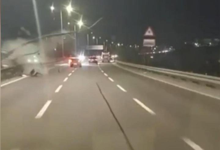 Kağıthane’de 2 otomobilin çarpışarak bariyere vurduğu anlar kamerada: 1 yaralı