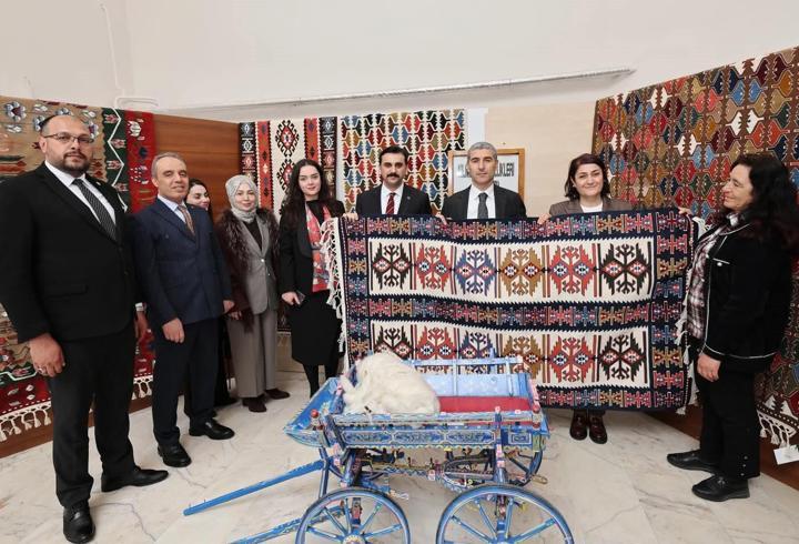 Vali Aktaş, kilim atölyesini inceledi