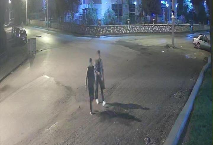 Çocuk parkında kaydırağı yaktılar; olay kamerada