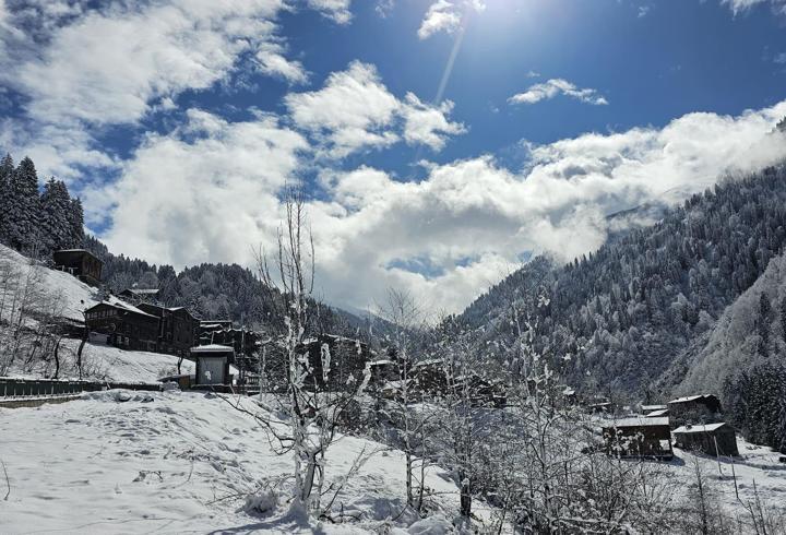 Ayder Yaylası'na nisanda kar yağdı