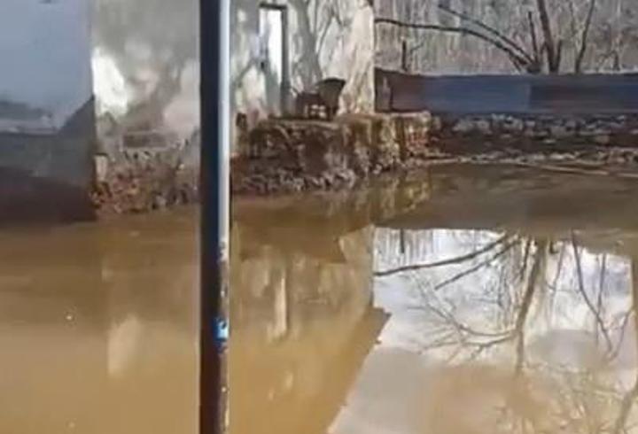 Derenin taştığı köyde ev ve ahırları su bastı