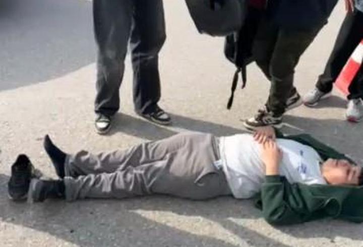 Motosiklet yolun karşısına geçen bisikletliye çarptı; 1’i çocuk, 3 yaralı