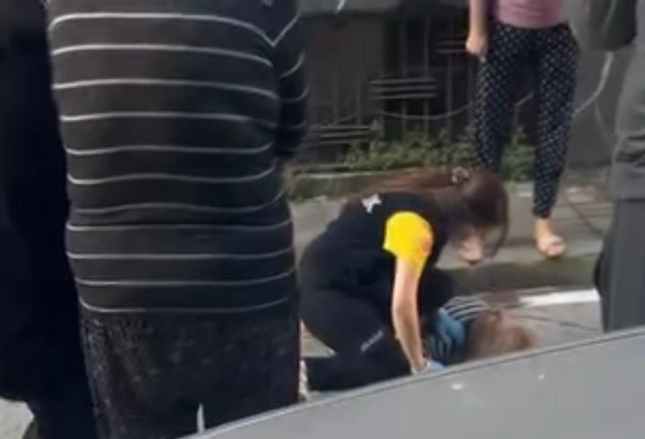 Müşterisinin evinde temizlik yaparken 5’inci kattan düşüp, yaralandı