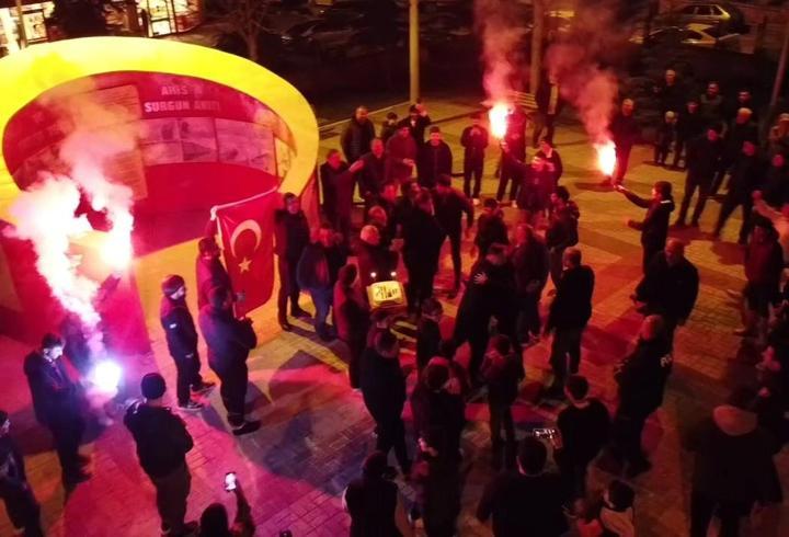 Bursa'da kavga ihbarına giden polislere sürpriz kutlama