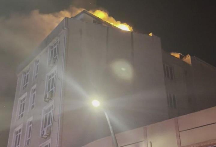 Küçükçekmece'de 5 katlı otelin teras katında yangın; 2 kişi dumandan etkilendi