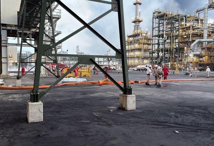 Meksika’da petrol rafinerisinde yangın