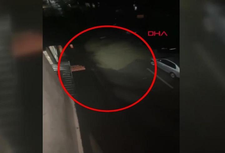 Sel adım adım böyle gelmiş! İki kişiyi ölüme götüren anlar kamerada