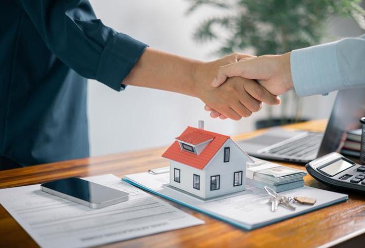 ABD’de tüketici güveni, ekonomik belirsizlikler ve jeopolitik risklerin etkisiyle sert geriledi. University of Michigan tarafından açıklanan verilere göre, nisan ayında tüketici güven endeksi tarihi dip seviyeye indi.1