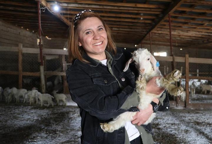 ''Yapamazsın'' dediler dinlemedi: Kariyeri plazada değil keçi ağılında!