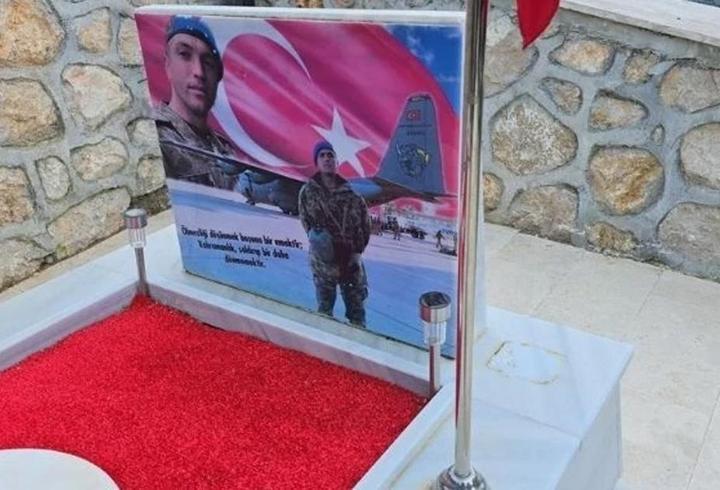 Şehide büyük saygısızlık… Kabrindeki minyatür heykel çalındı