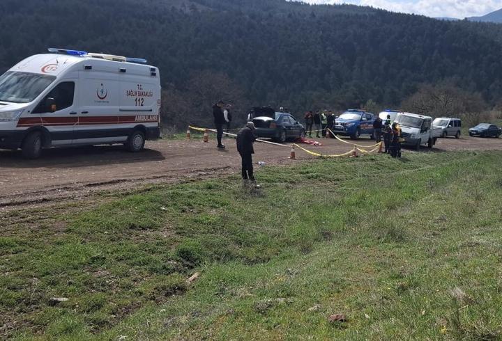 Tamir etmek istediği otomobilin altında kalarak öldü