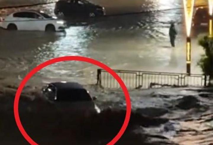 Osmaniye’de içinde 2 kişinin öldüğü otomobilin sele kapıldığı anlara ait görüntüler ortaya çıktı