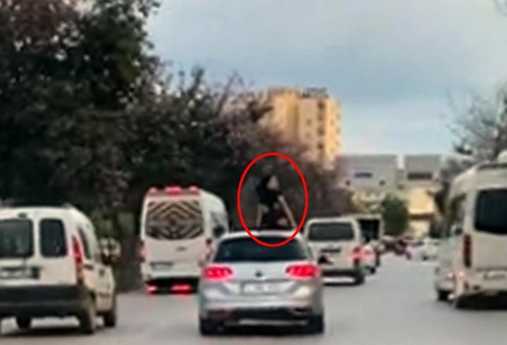 Seyir halindeki aracın üzerinde dans etti