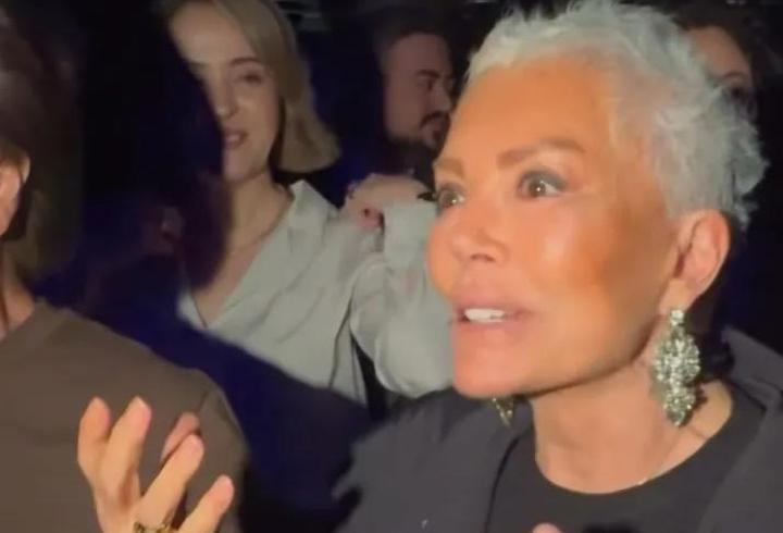 Kanseri Yenen Semiramis Pekkan Ajda Pekkan Konserinde! Güzelliğiyle Hayran Bıraktı! Moral Dolu Mesaj: ‘Hayata Yeniden Başladım’