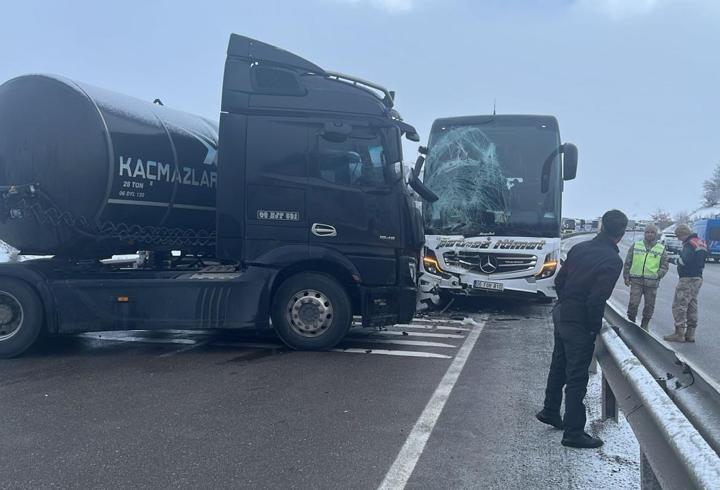 Kaygan yolda zincirleme kaza: 5 yaralı