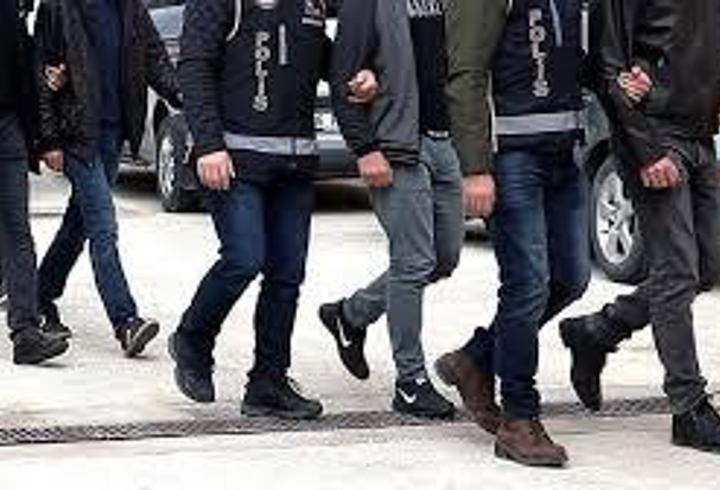 Mecliste, genel kurul görüşmeleri ya da oylamalar sırasında yeterli milletvekili sayısının bulunup bulunmadığının tespiti için yapılan yoklama talebine yeni düzen geliyor. Taslak çalışmaya göre, yoklama isteyenlere salonda kalma zorunluluğu getirilecek. Yoklama sırasında salondan ayrılanlara ise maaş kesintisi uygulanacak.
1