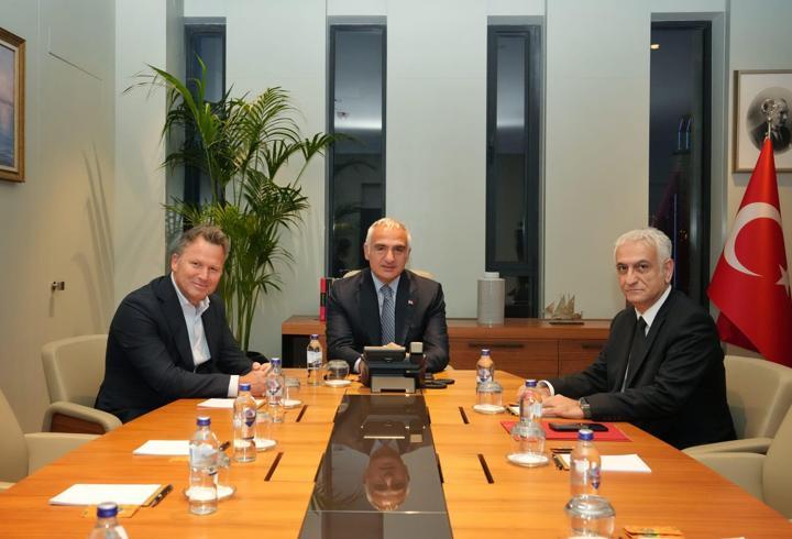 Bakan Ersoy, tur operatörleri ile görüştü
