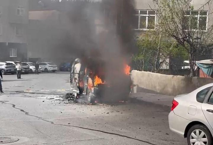 Ataşehir'de hafif ticari araç alev alev yandı