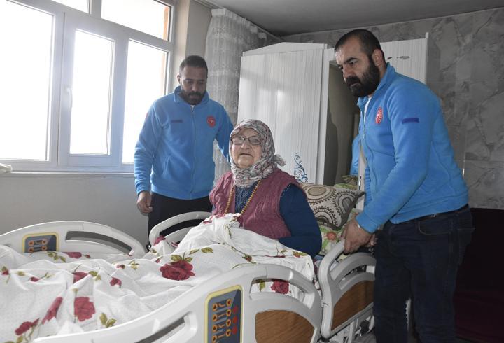 Yatağa bağımlı hastanın ortopedik yatak sevinci