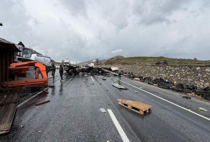 Karayolları bakım aracı ile TIR çarpıştı; 1'i ağır, 3 yaralı