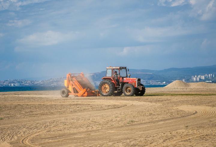 Kuşadası'nda plajlar turizm sezonuna hazırlanıyor