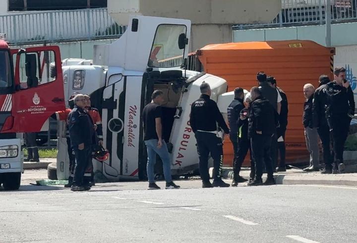 Beylikdüzü'nde TIR devrildi; şoför yaralandı