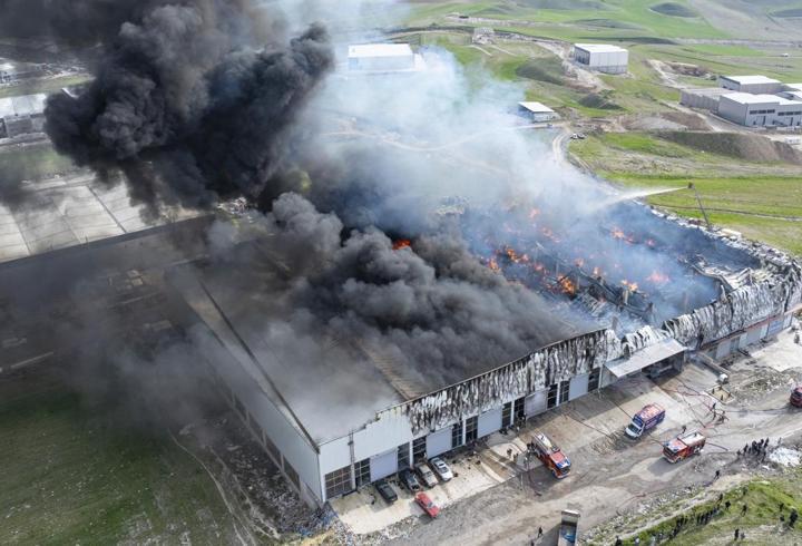 Ankara'da mobilya deposunda korkutan yangın