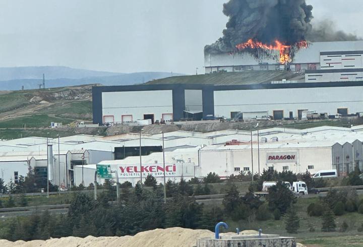 Ankara'da mobilya deposunda yangın