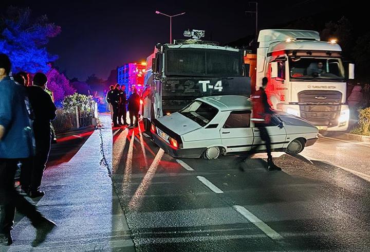 Bodrum'da TOMA ile otomobil çarpıştı