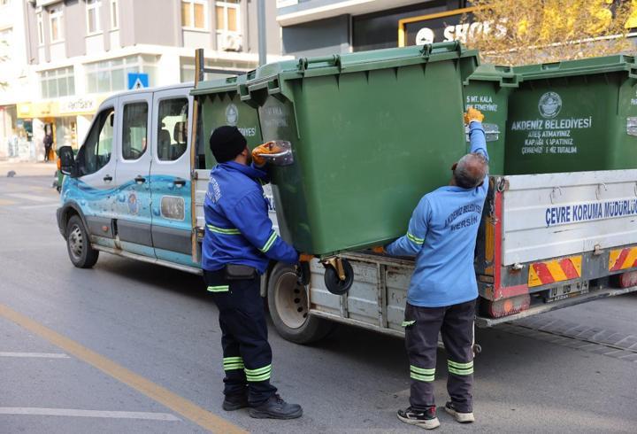 Mersin’in kent merkezinde çöp konteynerleri yenileniyor