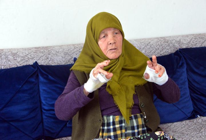 85 yaşındaki komşu kadını bıçakla yaralayıp bileziklerini gasbetti