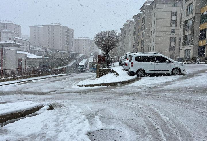Yüksekova, kar yağışıyla beyaza büründü