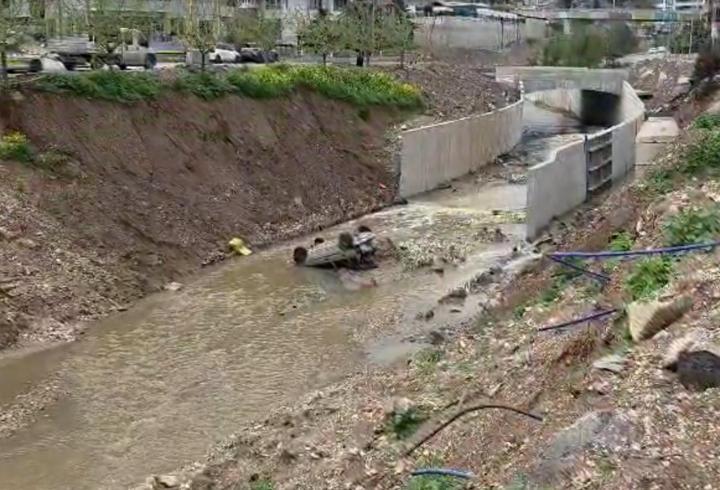 Park halindeki otomobilin hareket edip dereye düştüğü anlar kamerada