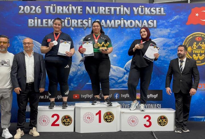 Muşlu Funda Maral, bilek güreşinde Türkiye üçüncüsü oldu