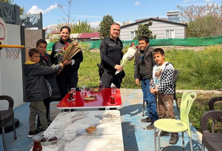 Özel öğrencilerden polislere çiçekli teşekkür