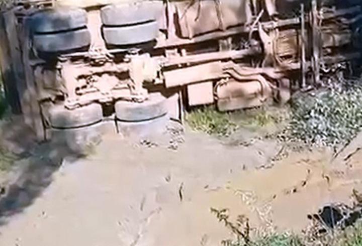 Şarampole devrilen kamyonun şoförü öldü