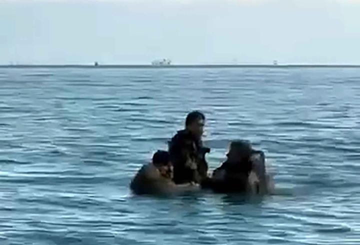 Su alan teknedeki 3 kişiyi, balıkçılar kurtardı