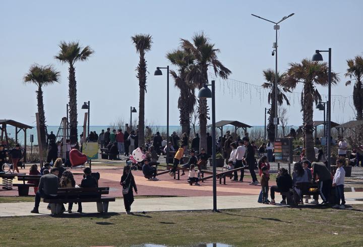 Hatay’da güneş yüzünü gösterdi, sahiller doldu
