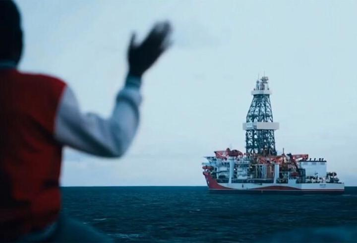 Prof. Dr. M. Akif Kireçci’ye göre ABD-İsrail hattında yürüyen savaşta talepler iç içe geçmiş durumda ve hangi adımın kime ait olduğu net değil. Nükleer mesele büyük ölçüde bir gerekçe olarak öne çıkarken, asıl mücadele enerji hatları ve küresel güç dengesi üzerinden şekilleniyor. Hürmüz Boğazı’nın kontrolü, küresel enerji arzı açısından kritik bir kırılma noktası. ABD’nin olası abluka hamlesi, İran tarafından savaş sebebi sayılabilir ve bu durum krizi küresel ölçekte derinleştirebilir. Türkiye i