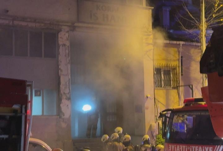 Kağıthane'de 5 katlı iş hanında çıkan yangın söndürüldü