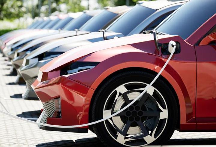 Dünya elektriğe yöneliyor! Petrol krizi ile sürücüler rotayı değiştirdi