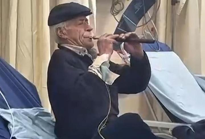 ‘Acımı hafifletiyor’ deyip acil serviste zurna çaldı