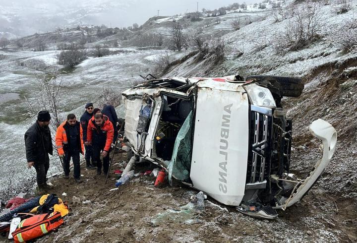 Hasta taşıyan ambulans, uçuruma yuvarlandı: 1 ölü, 4 yaralı