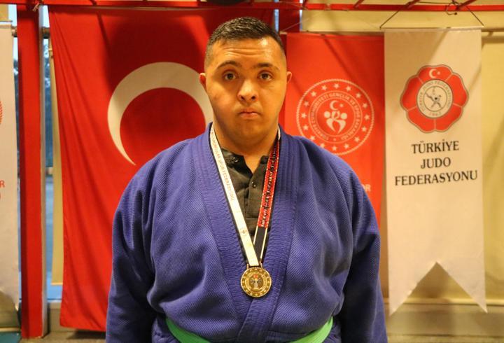 Antrenörünün futsalda keşfettiği Down sendromlu Samet, judoda 2 yıl Türkiye şampiyonu oldu